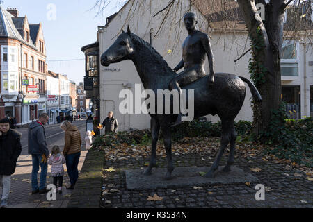 Le cheval et le cavalier (RTCE) 242 est un bronze sculpture équestre 1974 par Elisabeth Frink à Winchester, Hampshire, Angleterre Banque D'Images