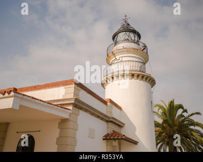 Le phare de Calella est actif phare situé dans la ville côtière de Calella sur la Costa del Maresme, en Catalogne, Espagne Banque D'Images