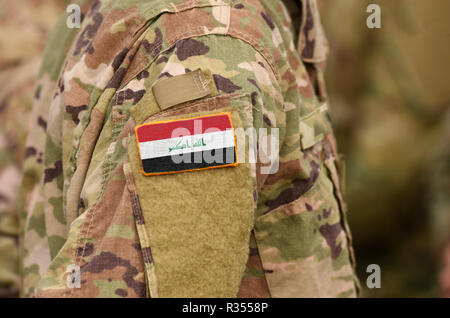 L'Iraq drapeau sur le bras de soldats. Les troupes de l'Iraq (collage). Banque D'Images