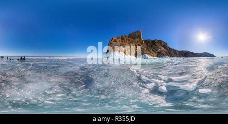 Vue panoramique à 360° de Les buttes de glace panorama sur le lac Baïkal, près du cap Khoboy.