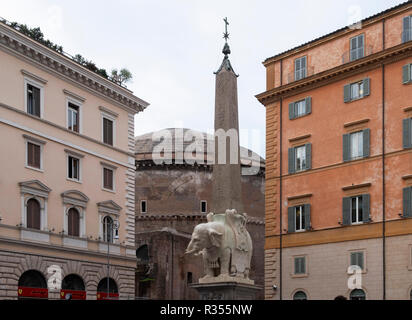 Rom, Roma, Piazza delle Minerva, Elefant von Bernini, im Hintergrund das Pantheon Banque D'Images