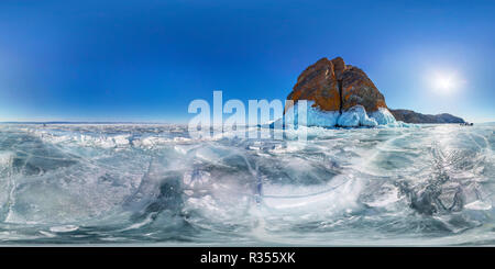 Vue panoramique à 360° de Les monticules de glace sur le lac Baïkal, près du cap Khoboy. Panorama sphérique 360vr