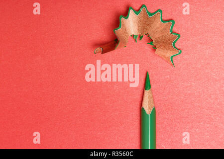 Crayon vert sur un fond rouge. concept rénovation Banque D'Images