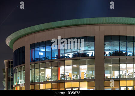 Northampton UK 13 Novembre 2018 : vue de la nuit de Northampton college windows moderne stand lane building. Banque D'Images