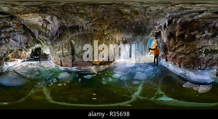 Vue panoramique à 360° de Panorama l'homme dans une grotte de glace avec les glaçons sur Olkhon Baikal, sphérique, vr 360 degré panorama.