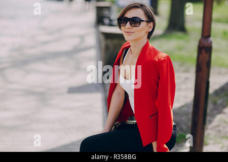 Jeune brunette spectaculaire à la mode à l'extérieur et en bonne santé Banque D'Images