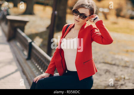 Jeune brunette spectaculaire à la mode à l'extérieur et en bonne santé Banque D'Images