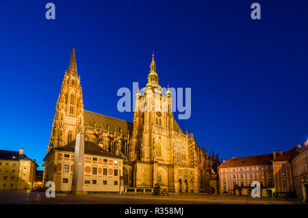 'Katedrála svatého Víta', la Cathédrale Saint Vitus, sur la place principale de l' 'Hradčany, le quartier du château, la nuit Banque D'Images