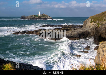 Le phare de Godrevy sur son île isolée au large de la côte de Cornwall dans sunshine montrant vagues se brisant sur le rivage rocailleux comme avertissement à l'expédition. Banque D'Images