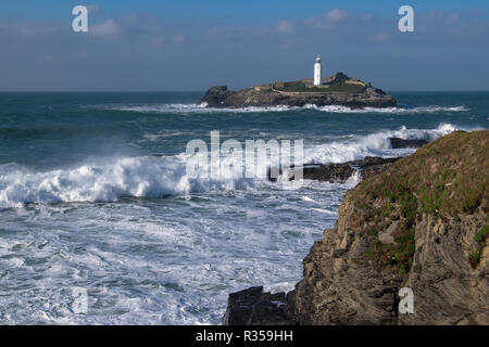 Le phare de Godrevy sur son île isolée au large de la côte de Cornwall dans sunshine montrant vagues se brisant sur le rivage rocailleux comme avertissement à l'expédition. Banque D'Images