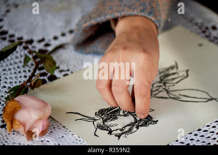 L'artiste puise avoir.Le processus de création de la peinture. Banque D'Images