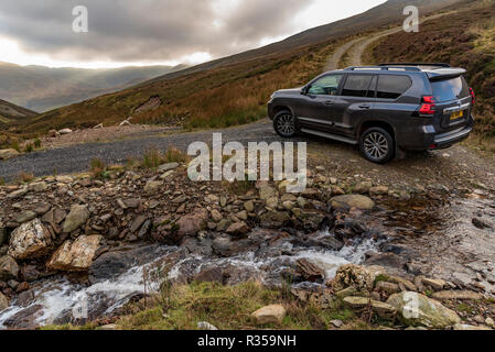 Une Toyota Land Cruiser dans son élément le des highlands écossais. Banque D'Images