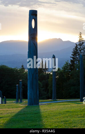 Coucher du soleil par les totems Ainu sur Burnaby Mountain Park. Burnaby, BC, Canada. Banque D'Images