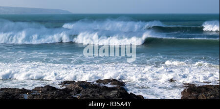 Schéma des trois vagues en direction de la rive entraîné par la marée et les vents à Cornwall Godrevy. Banque D'Images