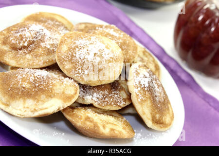 Poffertjes avec du sucre en poudre et de gelée Banque D'Images