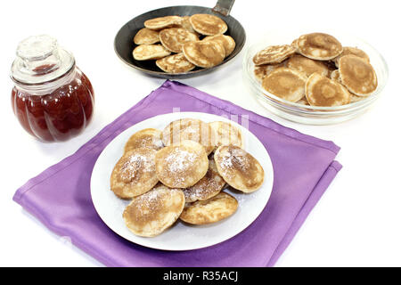 Poffertjes avec du sucre en poudre et pâte de fruit Banque D'Images