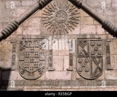 DETALLE DE LA PORTADA DE LA CASA DEL CORDON CON LOS ESCUDOS DE LA CASA VELASCO Y MENDOZA - Siglo XV - GOTICO TARDIO. Auteur : JUAN DE COLONIA. Location : MAISON DU CORDON. L'ESPAGNE. Banque D'Images