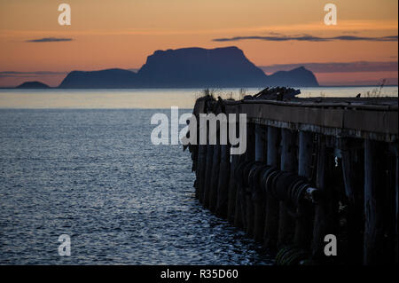 Le Nord-Fugloya Fugloya ou l'île du nord de la Norvège. Fugløya est une île inhabitée à Karlsøy Municipalité de Troms au nord du cercle arctique. Banque D'Images