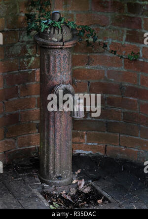 Un vieux tube en fonte dans Fyfield, Oxfordshire, UK. Banque D'Images