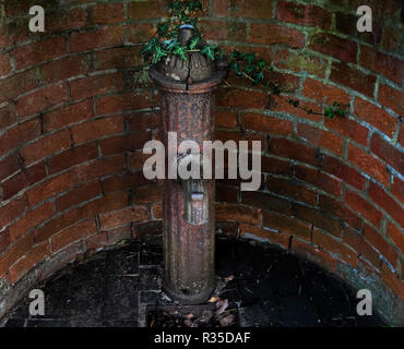 Un vieux tube en fonte dans Fyfield, Oxfordshire, UK. Banque D'Images