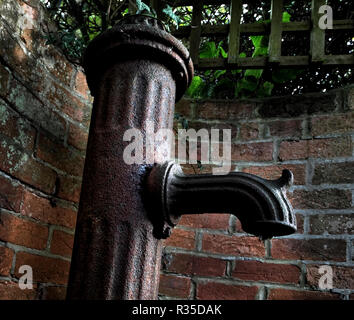 Un vieux tube en fonte dans Fyfield, Oxfordshire, UK. Banque D'Images