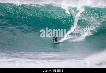 Cribbar grande vague surfé par Ben Skinner pro surfer par remorquage dans d'un jetski. Robert Taylor/Apex. Newquay, Cornwall, UK. Banque D'Images