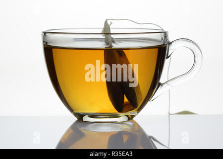 Du thé dans une tasse en verre avec un sachet de thé Banque D'Images