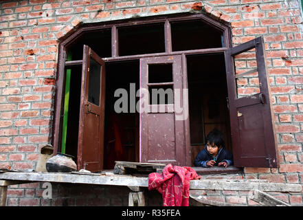 Pulwama, Inde. 20 Nov, 2018. Cachemiris, Kid regarde par la maison d'habitation qui a été endommagée lors d'une rencontre entre l'Inde et les forces rebelles dans le district de Shopian Cachemire indien du Cachemire administré par le 20 novembre 2018. Quatre rebelles ont été tués dans un affrontement armé entre les forces indiennes au Cachemire et rebelles qui ont été identifiés comme de l'Inam ul Haq, Feripora Paddarpora Chopan de Nazir Abid, Mehraj ud Din de Drawni Zainapora Najar et Basharat Ahmad d Chotigam. Deux parachutistes indiens ont également été tués dans la fusillade. Credit : Muzamil Mattoo/Pacific Press/Alamy Live News Banque D'Images