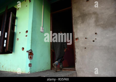 Pulwama, Inde. 20 Nov, 2018. Les musulmans du Cachemire d'évaluer les dégâts d'une maison d'habitation qui a été endommagée lors d'une rencontre entre l'Inde et les forces rebelles dans le district de Shopian Cachemire indien du Cachemire administré par le 20 novembre 2018. Quatre rebelles ont été tués dans un affrontement armé entre les forces indiennes au Cachemire et rebelles qui ont été identifiés comme de l'Inam ul Haq, Feripora Paddarpora Chopan de Nazir Abid, Mehraj ud Din de Drawni Zainapora Najar et Basharat Ahmad d Chotigam. Deux parachutistes indiens ont également été tués dans la fusillade. Credit : Muzamil Mattoo/Pacific Press/Alamy Live News Banque D'Images