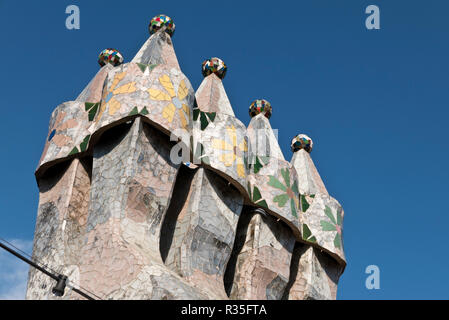 Cheminées colorées sur toit de la Casa Batlló Maison conçue par Antoni Gaudi. Barcelone, Espagne Banque D'Images