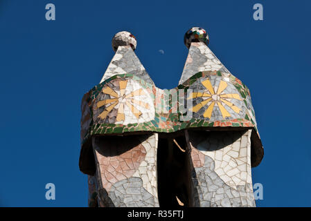 Cheminées colorées sur toit de la Casa Batlló Maison conçue par Antoni Gaudi. Barcelone, Espagne Banque D'Images