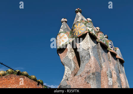 Cheminées colorées sur toit de la Casa Batlló Maison conçue par Antoni Gaudi. Barcelone, Espagne Banque D'Images