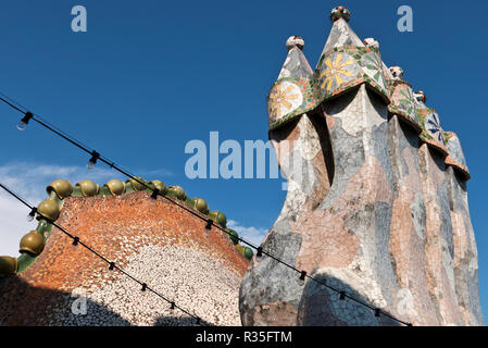 Cheminées colorées sur toit de la Casa Batlló Maison conçue par Antoni Gaudi. Barcelone, Espagne Banque D'Images