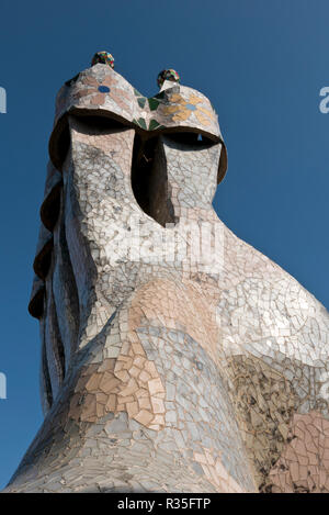 Cheminées colorées sur toit de la Casa Batlló Maison conçue par Antoni Gaudi. Barcelone, Espagne Banque D'Images