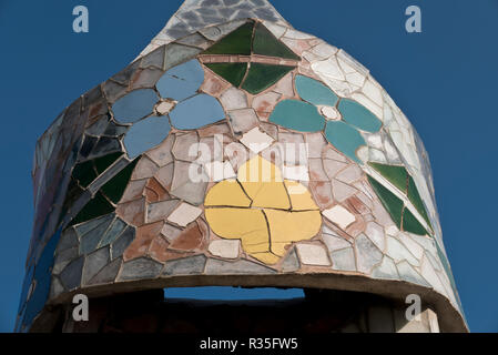 Cheminées colorées sur toit de la Casa Batlló Maison conçue par Antoni Gaudi. Barcelone, Espagne Banque D'Images