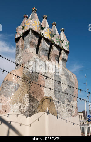 Cheminées colorées sur toit de la Casa Batlló Maison conçue par Antoni Gaudi. Barcelone, Espagne Banque D'Images