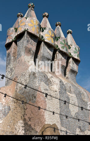 Cheminées colorées sur toit de la Casa Batlló Maison conçue par Antoni Gaudi. Barcelone, Espagne Banque D'Images