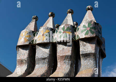 Cheminées colorées sur toit de la Casa Batlló Maison conçue par Antoni Gaudi. Barcelone, Espagne Banque D'Images