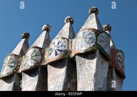 Cheminées colorées sur toit de la Casa Batlló Maison conçue par Antoni Gaudi. Barcelone, Espagne Banque D'Images