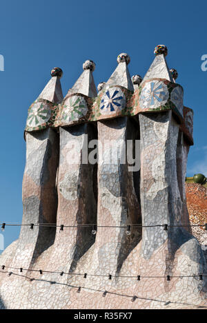 Cheminées colorées sur toit de la Casa Batlló Maison conçue par Antoni Gaudi. Barcelone, Espagne Banque D'Images