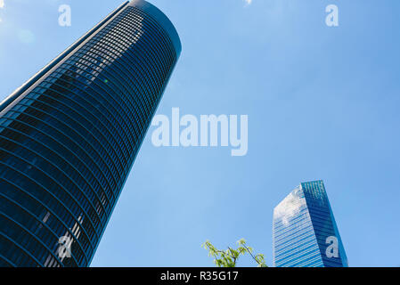 Gratte-ciel et hôtels dans la ville de Madrid, sur fond de ciel bleu d'un quartier financier moderne. Banque D'Images