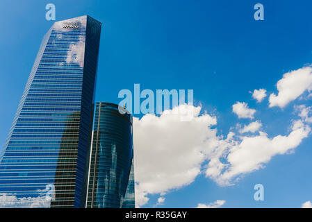 Gratte-ciel et hôtels dans la ville de Madrid, sur fond de ciel bleu d'un quartier financier moderne. Banque D'Images