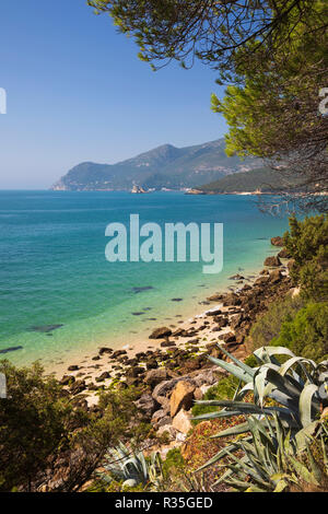 Vue sur la plage en été Galapos matin soleil, Portinho da Arrábida, Parque Natural da Arrábida, district de Setubal, région de Lisbonne, Portugal Banque D'Images