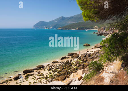 Vue sur la plage en été Galapos matin soleil, Portinho da Arrábida, Parque Natural da Arrábida, district de Setubal, région de Lisbonne, Portugal Banque D'Images