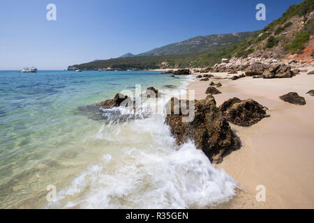 Vue sur la plage de rochers Galapos en été, Portinho da Arrábida, Parque Natural da Arrábida, district de Setubal, région de Lisbonne, Portugal, Europe Banque D'Images