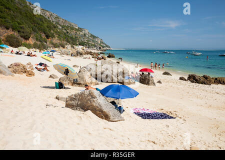 Vue sur la plage de Praia de Galapinhos en été, Portinho da Arrábida, Parque Natural da Arrábida, district de Setubal, région de Lisbonne, Portugal, Europe Banque D'Images