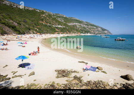 Vue sur la plage de Praia de Galapinhos en été, Portinho da Arrábida, Parque Natural da Arrábida, district de Setubal, région de Lisbonne, Portugal, Europe Banque D'Images