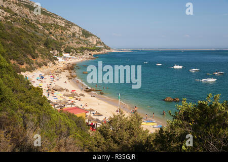 Vue sur Praia de Galapinhos en premier plan et le long de la plage de Praia dos Galapos côte en été Banque D'Images