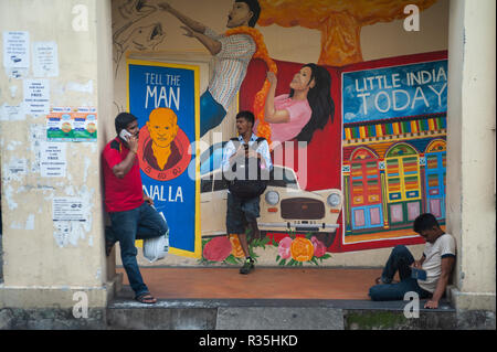 15.04.2018, Singapour, République de Singapour, en Asie - Trois hommes sont en attente devant une murale colorée dans Little India. Banque D'Images