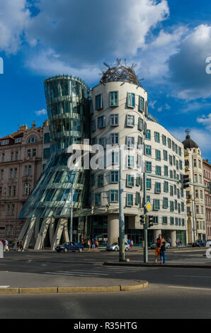 'Tančící dům', le 'Dancing House', a été conçu par l'architecte Frank Gehry et canado-américaine réalisée en 1996 Banque D'Images